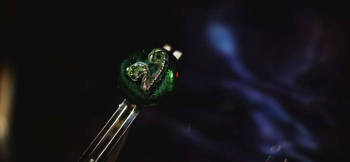 Mysterious Ivy グリーンのラメと純銀糸の幾何学模様が神秘的。 ラフォルム ガラスジュエリー ガラスアクセサリー