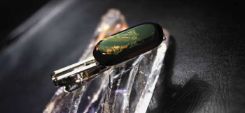 ラフォルム ガラスジュエリー ガラスアクセサリー Dandyism シックなブラック系をベースに、表面内部にはゴールド系ラメが上品に入っています。オシャレな男性の方へのプレゼントに最適です。