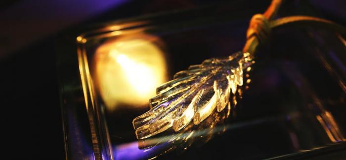 ラフォルム ガラスジュエリー ガラスアクセサリー Indian feather 表面に木の葉のような羽毛を彫刻したシャープな羽根タイプペンダントです。優しいゴールドラメが人気です。