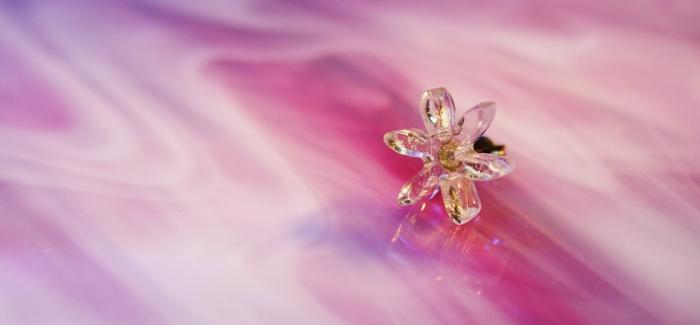 ラフォルム ガラスジュエリー ガラスアクセサリー Snow flower ～ 硝子の雪 ～ 雪の結晶のような、花のような可愛らしいフォルムのピアスです。透明感のあるクリアーベースです。内部には優しく輝くラメと、ホタルの光のように神秘的なブルーの蓄光…