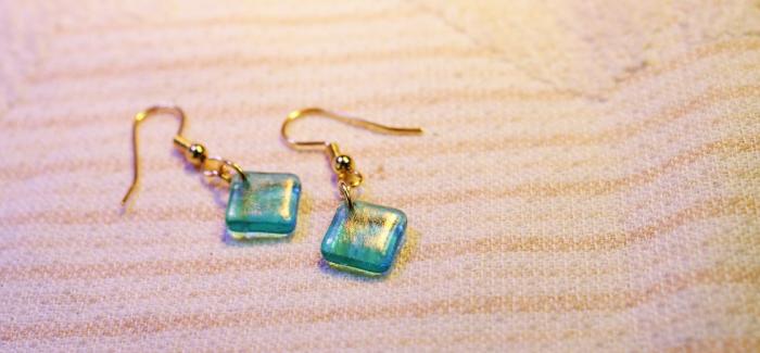 ラフォルム ガラスジュエリー ガラスアクセサリー Sea square(四角形ピアス) 全体に丸っぽさの残る四角いフォルムの可愛らしいピアスです。裏面は自然な雰囲気を残した仕上げになっています。