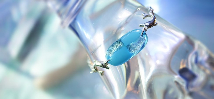 ラフォルム ガラスジュエリー ガラスアクセサリー ICE DOLPHIN ～ ブレスレット ～ ターコイズの石のような綺麗な色合いのガラス素材を使用しました。また、ガラスの王様と呼ばれているダイクロ偏光ガラスとを組み合わせてチェック柄にしています。…