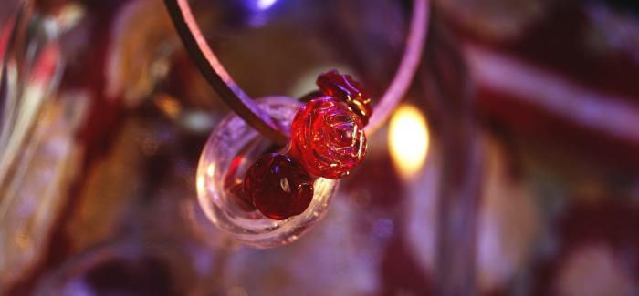 ラフォルム ガラスジュエリー ガラスアクセサリー Ring of the love Universe ～ Glass rose ～ 二個のリングを絡ませたネックレスです。一個は透明色にラメを施しています。もう一個は、クリアーのベースのリングに、赤い…