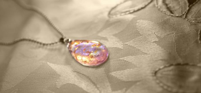 ラフォルム ガラスジュエリー ガラスアクセサリー 淡き恋ごころ 淡い薄紅色をベースに金箔をふんだんに散りばめた美しいドロップタイプペンダントです。さらに内部には光を吸収する度にホタルの光のように神秘的なグリーンの光を放つ蓄光加工を強めに施しています…