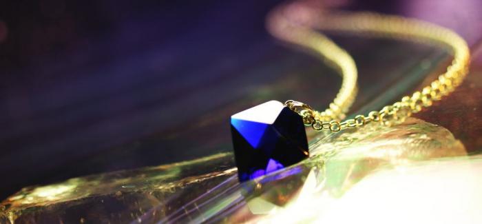 ラフォルム ガラスジュエリー ガラスアクセサリー Dreamblue ～ Pretty ～ 15mmほどのとても小さくかわいいDreamblueシリーズ(八面体)ペンダントです。幅がやや広めで可愛らしい印象です。