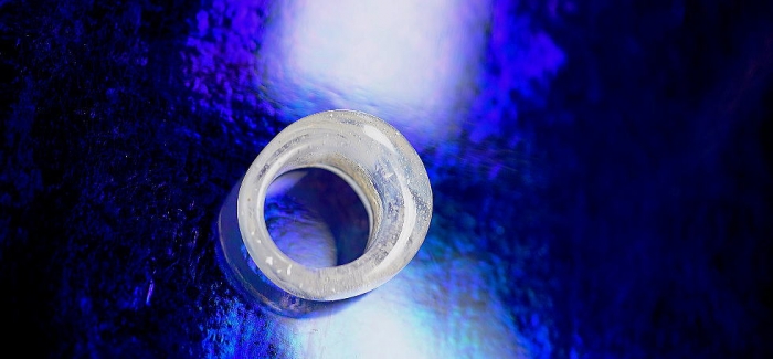 ラフォルム ガラスジュエリー ガラスアクセサリー Silky snow ring 繊細で優しい純白のガラスリング。クリアーをベースに半透明ホワイトと繊細な煌き、さらにリングの内部に「思い出の大切なもの」を封入した世界に一つのメモリアルリングが完成い…