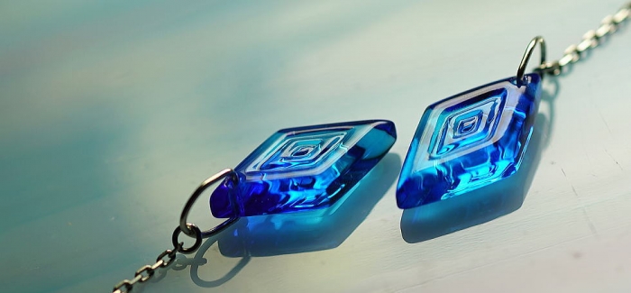 ラフォルム ガラスジュエリー ガラスアクセサリー Blue wave rhombus 頂いたご希望のイメージを表現し、形にした世界にひとつのオリジナルピアスが完成いたしました。気泡を極力含まないようなグラデーション加工を施したプレート状のひし形のフ…