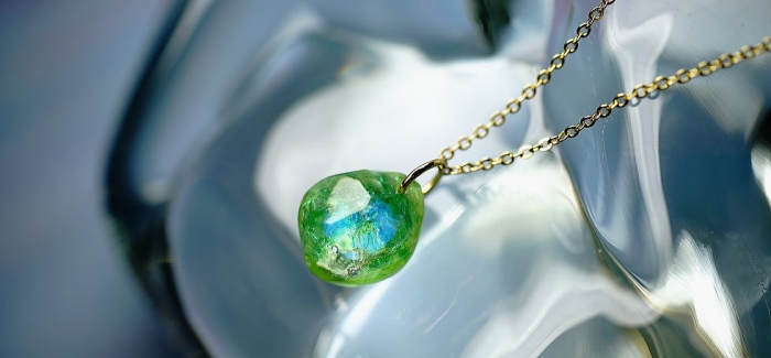 ラフォルム ガラスジュエリー ガラスアクセサリー Mysterious green eyes 光に反射して煌くネコちゃんの瞳をイメージした可愛らしい小振りのメモリアルペンダント。優しいグリーン系の色味。ランダムなカットと内部の煌き、そして暗闇での美…