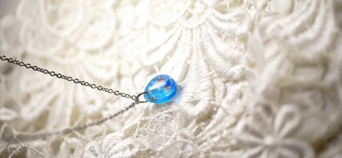 ラフォルム ガラスジュエリー ガラスアクセサリー Sea of shine MINI 優しいブルーのグラデーションと煌き。小ぶりで可愛らしいドロップタイプペンダントが完成いたしました。暗闇でも神秘的なブルーの蓄光をお楽しみいただけます。