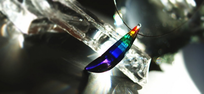 ラフォルム ガラスジュエリー ガラスアクセサリー Rainbow sword 剣(つるぎ)のフォルムをイメージし、7色の虹色をグラデーションに表現しました。光を透過させますとグラデーションの色合いが美しい光となってこぼれます。細身のステンレスワイヤ…