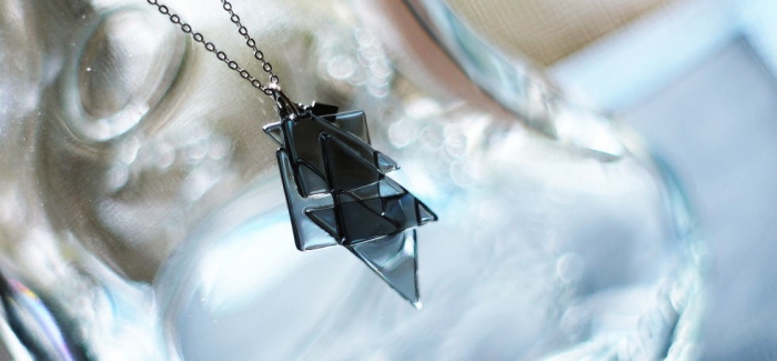 ラフォルム ガラスジュエリー ガラスアクセサリー Fractal triangle ～ Dusk sky ～ チャコールグレーをベースにしたシックな色味と、三角形をいくつも組み合わせたオリジナルペンダント。透明感のある三角形をモチーフにしていますの…