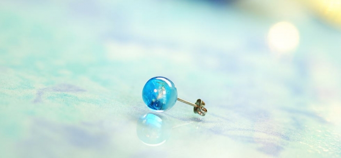 ラフォルム ガラスジュエリー ガラスアクセサリー Aqua planet 爽やかで美しい星、地球のような球体の片耳用ピアスです。透明感があり優しいラメの輝きも素敵です。内部には「思い出の大切なもの」を封入加工しています。いつまでもいつまでも大切な存…