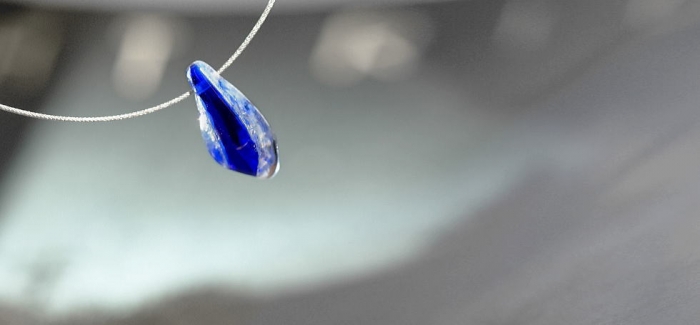 ラフォルム ガラスジュエリー ガラスアクセサリー Blue snow drop 冬の青空に急に現れた雪雲から、ひとつの雪粒が降ってきました。その粒はなんと青く神秘的に輝きます。そんな夢のような可愛らしい小粒のドロップタイプです。コードは肌に優しく身…
