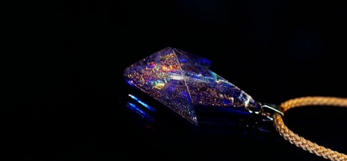 ラフォルム ガラスジュエリー ガラスアクセサリー Arrow mystic cosmic ～ 宇宙を翔ける流星群 ～ 時空を超えて翔ける流星群を表現したスピード感のある美しいペンダントに仕上がりました。
フォルムは矢のようなシャープなフォルムで、…