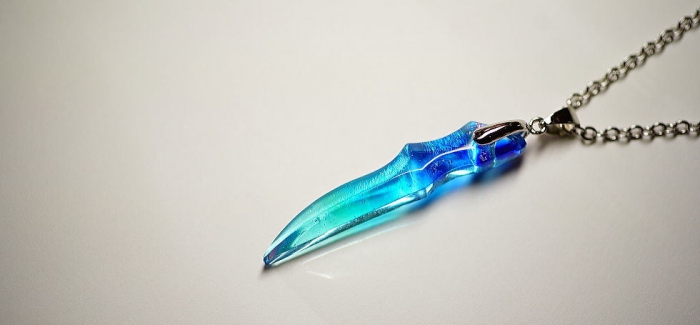 ラフォルム ガラスジュエリー ガラスアクセサリー Sword of fang 爽やかなブルーの濃淡と細身の牙のようなフォルムのオリジナルペンダント。内部には細かなブルーのラメの煌きを施しました。躍動的な剣をイメージしたクールな逸品に仕上がりました。…