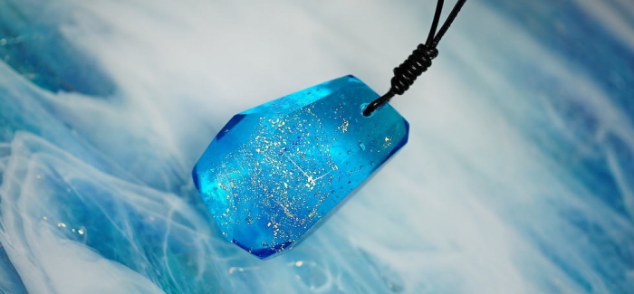 ラフォルム ガラスジュエリー ガラスアクセサリー MIRACLE AQUA CRYSTAL ずっと思い描かれていらしたモチーフをベースに、美しいガラス素材の色合いと煌きで再現した世界にひとつのオーダーメイドペンダントが完成いたしました。限りあるガラ…