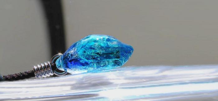 ラフォルム ガラスジュエリー ガラスアクセサリー 水の誕生 透明感のあるブルーを各種使用して、水の様々な表情を見せてくれるような素敵な作品に仕上がりました。