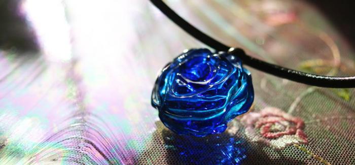 ラフォルム ガラスジュエリー ガラスアクセサリー 魅惑のBLUE ROSE 青いガラスのバラを表現した、ファンタジックな逸品です。花びら1枚1枚を彫刻によりガラスに再現しました。青系のカラーを数色使用してグラデーション加工しています。見る角度や光の…