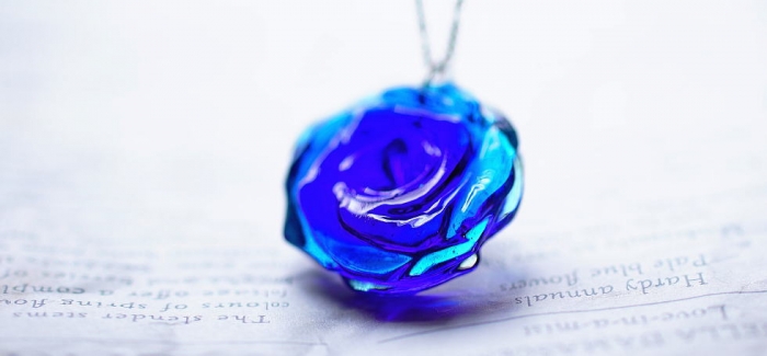 ラフォルム ガラスジュエリー ガラスアクセサリー 魅惑のBLUE ROSE ～ 貴婦人 ～ 透明感のある青いグラデーション。美しく繊細なバラをモチーフにしたガラスのオリジナルペンダント。花びら1枚1枚を彫刻によりガラスに再現しました。見る角度や光の…