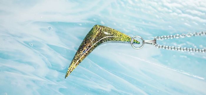 ラフォルム ガラスジュエリー ガラスアクセサリー Dichroic Boomerang シャープなブーメランのような印象的なフォルム。ブラックをベースに、見る角度や光の当たり方で表情が変化する美しい「ダイクロ偏光ガラス」とラメの煌き。世界にひとつの…