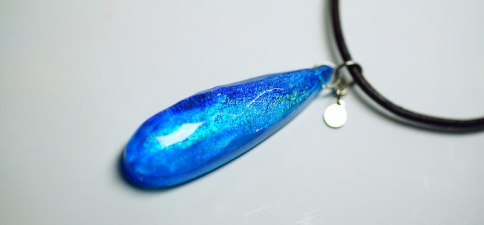 ラフォルム ガラスジュエリー ガラスアクセサリー Water universe ～ 煌きの天の川 ～ 淡いブルー系数色を使用した色味と細身のシャープなドロップタイプのフォルム。その内部に美しい煌きを散りばめました。それはまるで青い宇宙に流れる天の川…