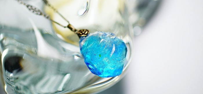 ラフォルム ガラスジュエリー ガラスアクセサリー 水の誕生 ～ 澄やかな水結晶 ～ 『水の誕生』シリーズの美しい煌きと透明感のある色彩。表面に施したランダムなカットとブルー系の濃淡、そして内部の煌きが陽光に照らされて美しく煌きます。暗闇では神秘的な…