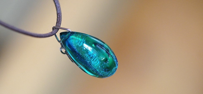 ラフォルム ガラスジュエリー ガラスアクセサリー 清流のBlue tear 滑らかなしずくのフォルム内部に清流の煌きや色味を閉じ込めた美しいペンダントが完成いたしました。ターコイズブルーとアクアマリンブルーを煌きと共にマーブル模様にいたしました。透…