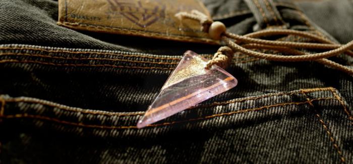 ラフォルム ガラスジュエリー ガラスアクセサリー Acute triangle 普遍的な三角形をモチーフにしています。とても淡く優しいピンクをベースにしています。美しいガラスの王様と呼ばれているダイクロ偏光ガラスのピンク系を使用しています。透過しま…