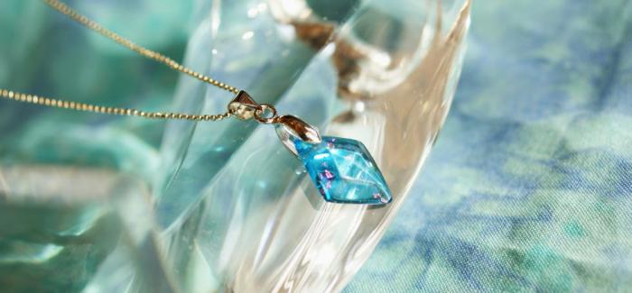 ラフォルム ガラスジュエリー ガラスアクセサリー Turquoise Diamond 『紫光』のフォルムでお作りしています。優しいブルーのターコイズブルーをベースに、美しいレインボーラメを施ました。特に太陽光でご覧頂きますと、さまざまな色合いの輝き…