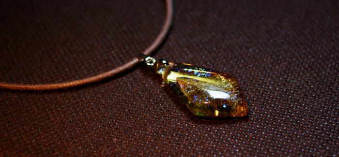 ラフォルム ガラスジュエリー ガラスアクセサリー Amber Diamond ベースは琥珀色の透明色。内部に美しいレインボーラメを施していますので、ゴールド、ブルー等大変美しく輝きます。フォルムは優しい丸味のあるひし形です。