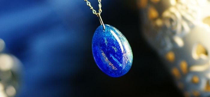 ラフォルム ガラスジュエリー ガラスアクセサリー Sea Egg ～ 煌きの水面 ～ 大きな美しい海の青さと煌き、そして神秘さを立体感のある卵のようなしずくのフォルムに閉じ込めました。ターコイズブルーの青さの中ほどに、少し濃い目のブルーを施しました…