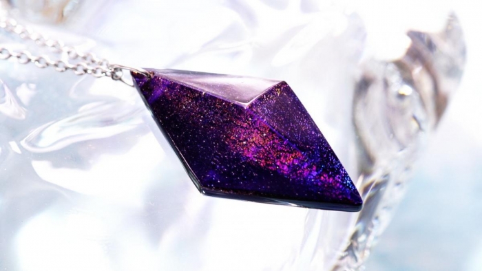 ラフォルム ガラスジュエリー ガラスアクセサリー Purple universe of stardust 『Blue universe of stardust』をモチーフに、より赤紫のベースカラーや煌きを表現した世界にひとつの五面体ペンダントが完成…