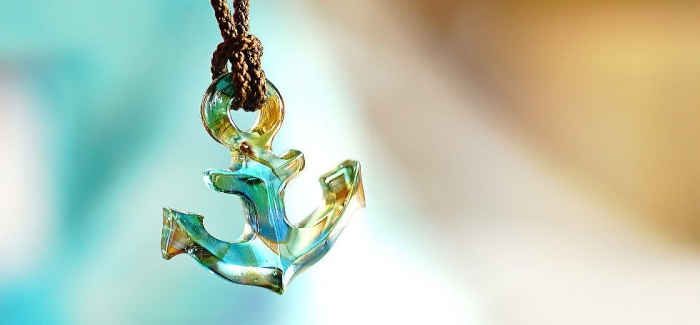 ラフォルム ガラスジュエリー ガラスアクセサリー GLASS ANCHOR ～ ガラスの錨 ～ 美しい透明感のある錨をモチーフにしたオリジナルペンダントが完成いたしました。ブルー系、グリーン系、そしてイエロー系の各色を大胆なマーブル模様で再現した色…