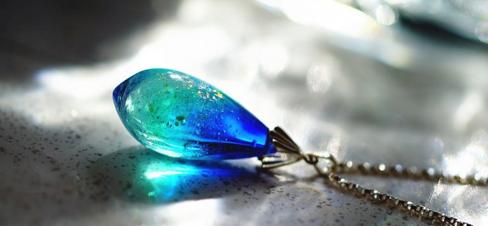 ラフォルム ガラスジュエリー ガラスアクセサリー 氷の薔薇 ～ Dream sea ～ 濃いブルーから淡いブルーへと立体的なグラデーションと、ややシャープでふっくらとした立体的なフォルムが印象的。日中の細かな煌きと暗闇での神秘的な青い蓄光の光もを楽…