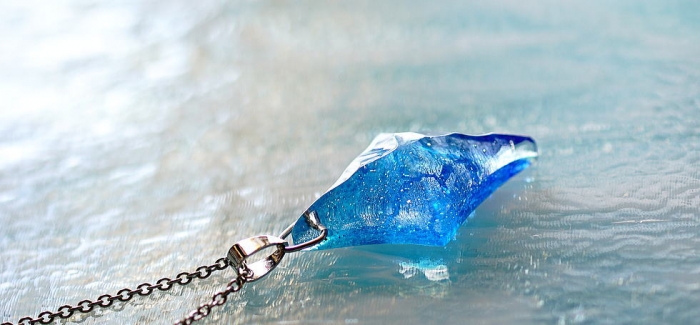 ラフォルム ガラスジュエリー ガラスアクセサリー Aqua diamond star 滾々と清らかな水を湛えた美しい星。ブルー系のグラデーションと表面のランダムなカット。さらに内部の煌きにより美しく繊細な表情を魅せてくれる世界にひとつの五面体のよう…