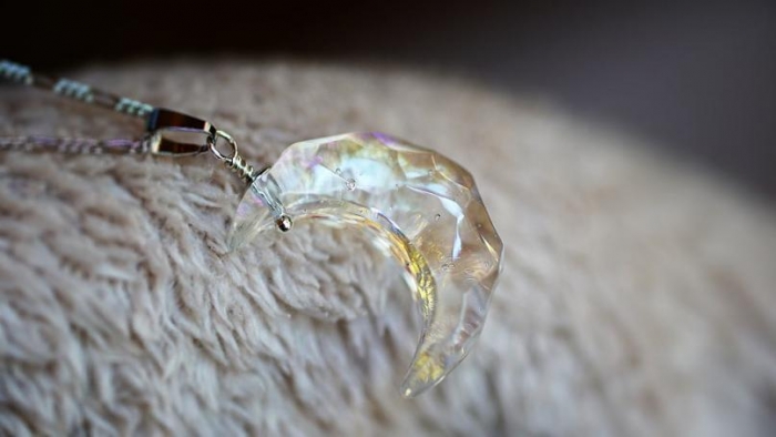 ラフォルム ガラスジュエリー ガラスアクセサリー Ice moon 氷のかけらのような美しく神秘的な三日月型ペンダント。無色透明のガラストップ内部に施したレインボーラメと表面のカットにより、見る角度や光の当たり方で、様々な表情をお楽しみいただける逸…