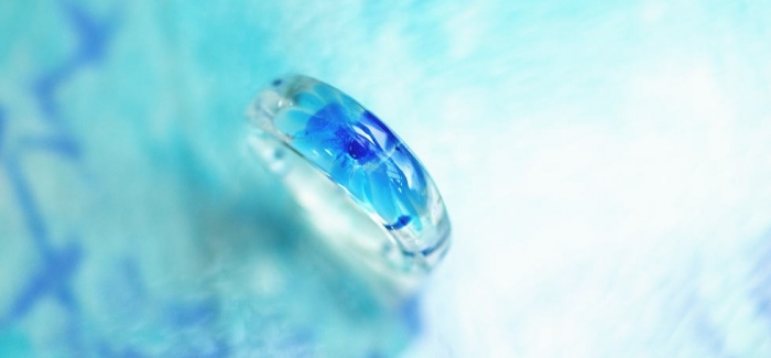 ラフォルム ガラスジュエリー ガラスアクセサリー Blue water flower 優しい色合いのブルー系の濃淡の花を一輪細身のリングに施しました。全体は無色透明のクリアーをベースにしていますので、肌の色合いも優しく透過して素敵にはめられます。ノ…
