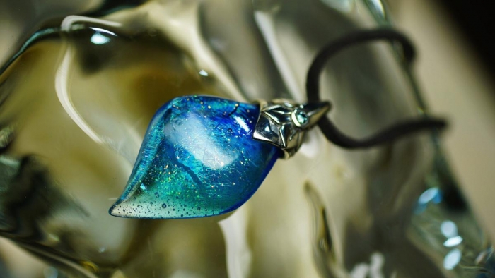 ラフォルム ガラスジュエリー ガラスアクセサリー フラワーエンジェル ～ Collaborate glass leaf / Blue ～ お星さまのようにも見える、お花とツバサを掛け合わせたデザインの素敵なペンダント『フラワーエンジェル』をモチーフ…