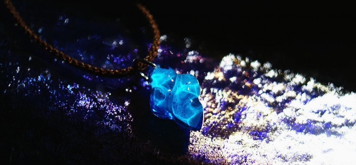 ラフォルム ガラスジュエリー ガラスアクセサリー Ice stone ～ 白夜 / Dream water ～ 美しい水面の煌きをガラス内部に映すような、神秘的で爽やかなペンダントです。ターコイズブルーをベースカラーに使用し、さらに内部の蓄光素材も…
