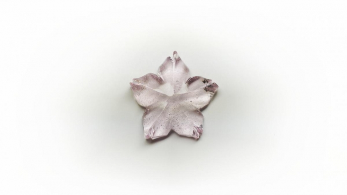 ラフォルム ガラスジュエリー ガラスアクセサリー 瑠璃の一輪桜・春風010(ラメ/蓄光)★ペンダント、ピアス・イヤリング、リングなどに仕立ててお届けします♪ ほんのりと桜色に染まる、優しく淡いエルビウムピンクの『瑠璃の一輪桜・春風010』。ガラスの…