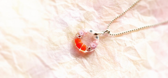 ラフォルム ガラスジュエリー ガラスアクセサリー ミルフィオリペンダント / 花の泉 ～ サークル ～ 春に目覚めた花たちが、一斉に花開き見るものすべてを和ませてくれます。

可愛らしいベネチアンガラスのミルフィオリをクリアー素材の周りに施しま…