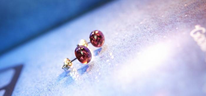 ラフォルム ガラスジュエリー ガラスアクセサリー Elegance purple / 丸ピアス 可愛らしい半球タイプのピアスです。優しい紫の透明色の色合いですので、光を通しますと、美しい紫色の光が透過します。小振りの丸ピアスは、耳にとても可愛らしい…