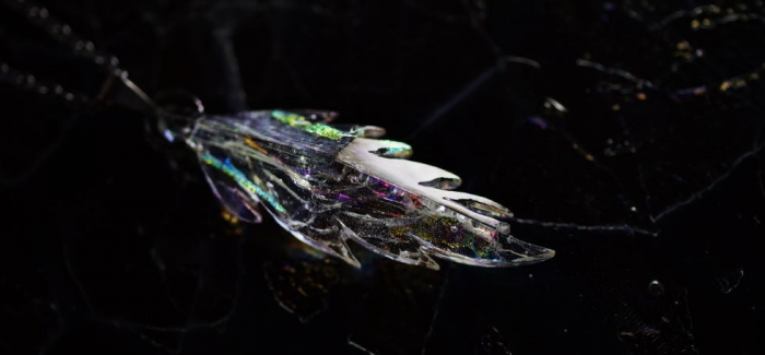 ラフォルム ガラスジュエリー ガラスアクセサリー Pure dream wing クリアー全体に煌きのあるダイクロ偏光ガラスを散りばめた存在感のあるオリジナルペンダント。一見するとフェザー(羽)タイプですが、少し視点を変えると美しい五面体のフォルム…