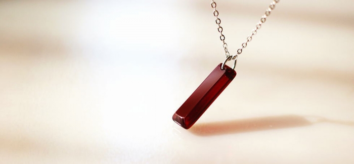ラフォルム ガラスジュエリー ガラスアクセサリー Stylish rectangle ～ 情熱 ～ 透明色「レッド」の単色のみを使用した、スタイリッシュな長方形ペンダントです。見る角度や光の当たり方で、ガラス素材本来の色合いをお楽しみいただけるシン…