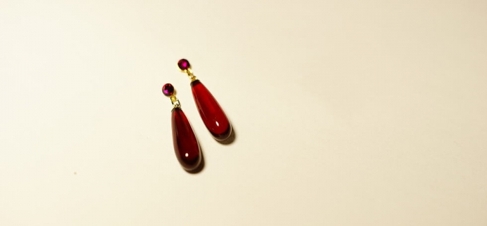 ラフォルム ガラスジュエリー ガラスアクセサリー Zeal beauty シンプルで美しいしずくのフォルムに、単色のレッドを使用した色合いの素敵なピアスです。ラインストーン付きで煌きのあるイメージです。
