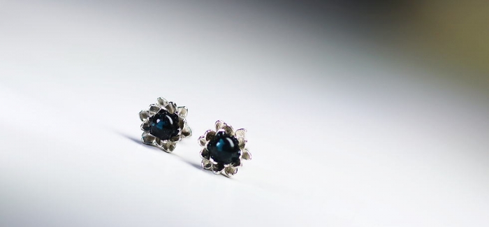 ラフォルム ガラスジュエリー ガラスアクセサリー Blue Lotus / ピアス ～ Bright ～ 蓮をイメージしたオリジナルデザインのメモリアルコラボレーションキャッチ式ピアス左右セットです。アクアマリンブルーの小ぶりのトップの中に「思い出…
