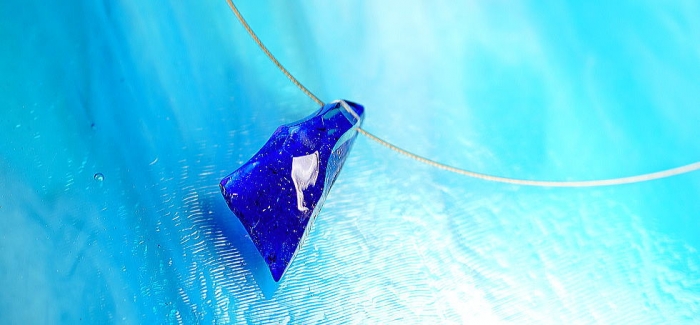 ラフォルム ガラスジュエリー ガラスアクセサリー BLUE ROCK ICE 氷のかけらをそのままペンダントにしたようなイメージの、アイスロックペンダントです。コバルトブルーをベースに優しく煌くラメを施しています。表面全体に施したランダムなカットに…
