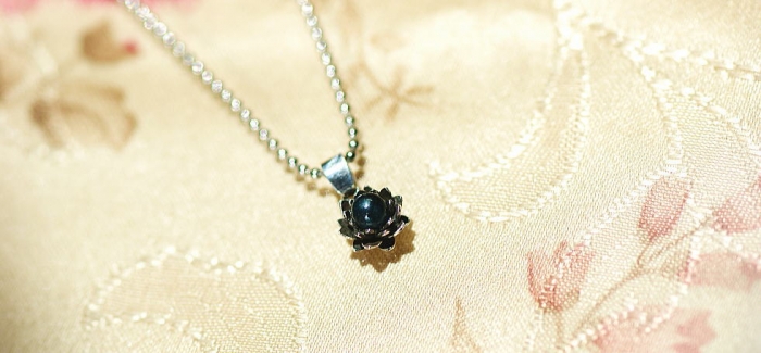 ラフォルム ガラスジュエリー ガラスアクセサリー Blue Lotus / ペンダント 『Blue Lotus / ピアス』とお揃いの、シルバー素材とガラス素材のオリジナルコラボレーションペンダントです。繊細な蓮の花のデザインは、小さいながらもとて…