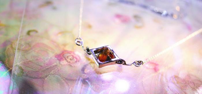 ラフォルム ガラスジュエリー ガラスアクセサリー 夜明けの夢 ～ Hug ～ <a href="/products/detail.php?product_id=430">『夜明けの夢』</a>をベースに、サイズと色合いを変更した存在感のある逸品です…