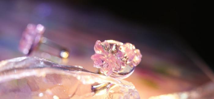 ラフォルム ガラスジュエリー ガラスアクセサリー ほほえみ桜 可憐な2輪の桜の花をあしらったカフス左右セットです。男性・女性どちらでもお使いいただけそうです。ガラスの中でも高級素材である淡く美しいエルビュウムピンクとライトピンクの二色を使用してお作…